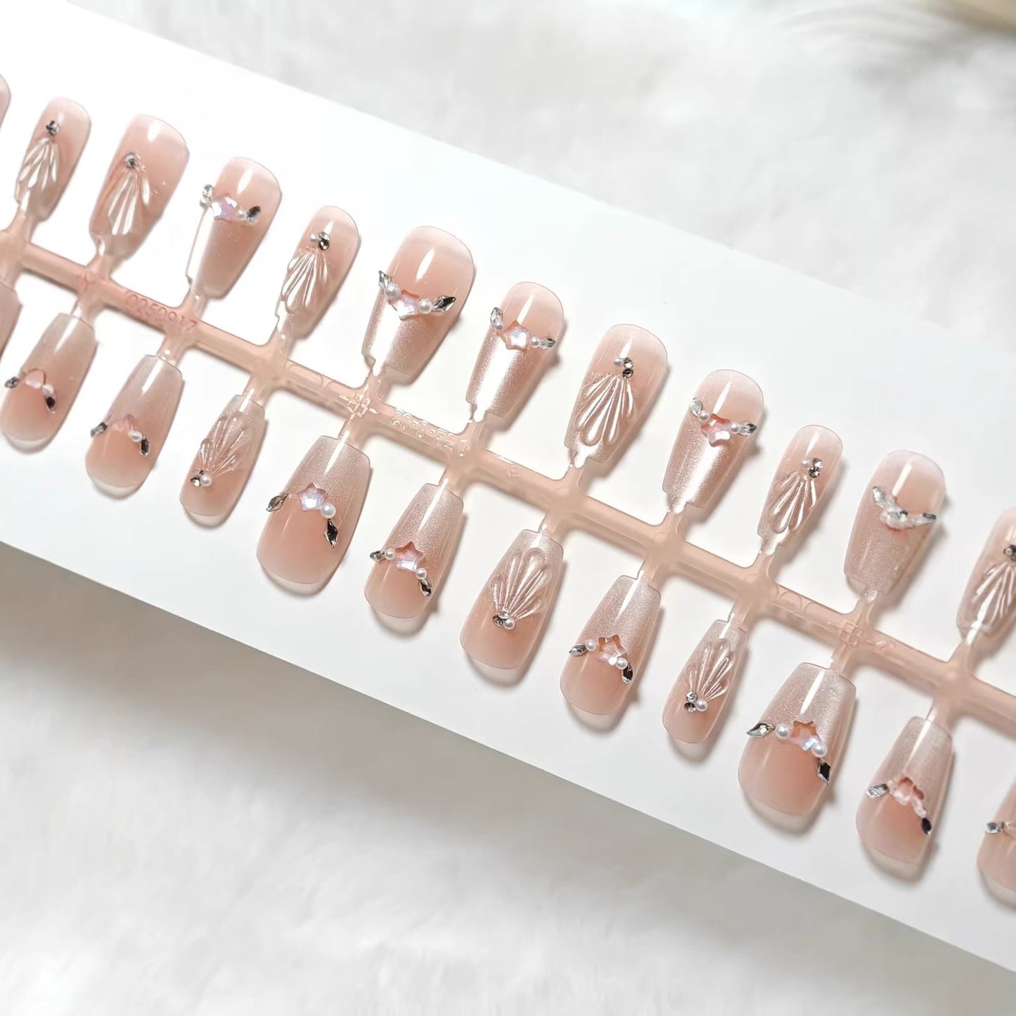 Glamouröse Kunstnägel mit Filigranen 3D-Verzierungen Brehn