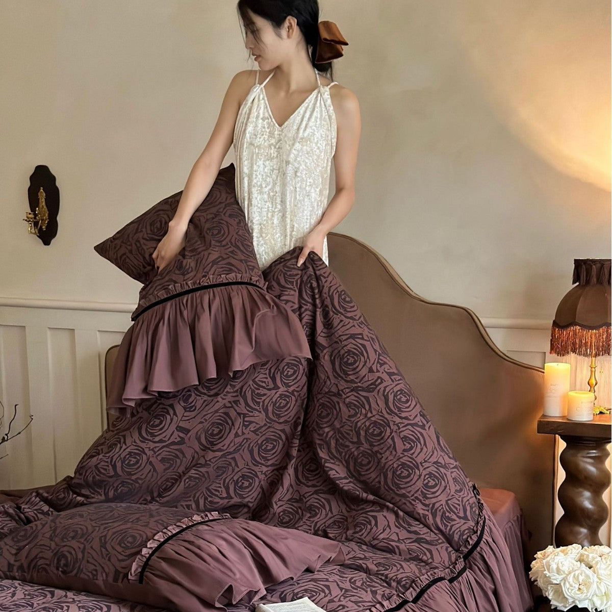Romantisches Rüsch-Jacquard-Rosenmuster Bettwäsche und Bettschürzen-Ensemble