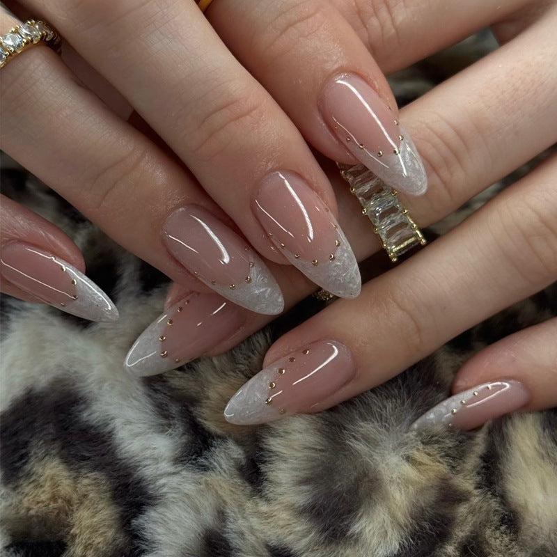 Elegante Stiletto Press-On Nägel mit goldenen Akzenten Brehn