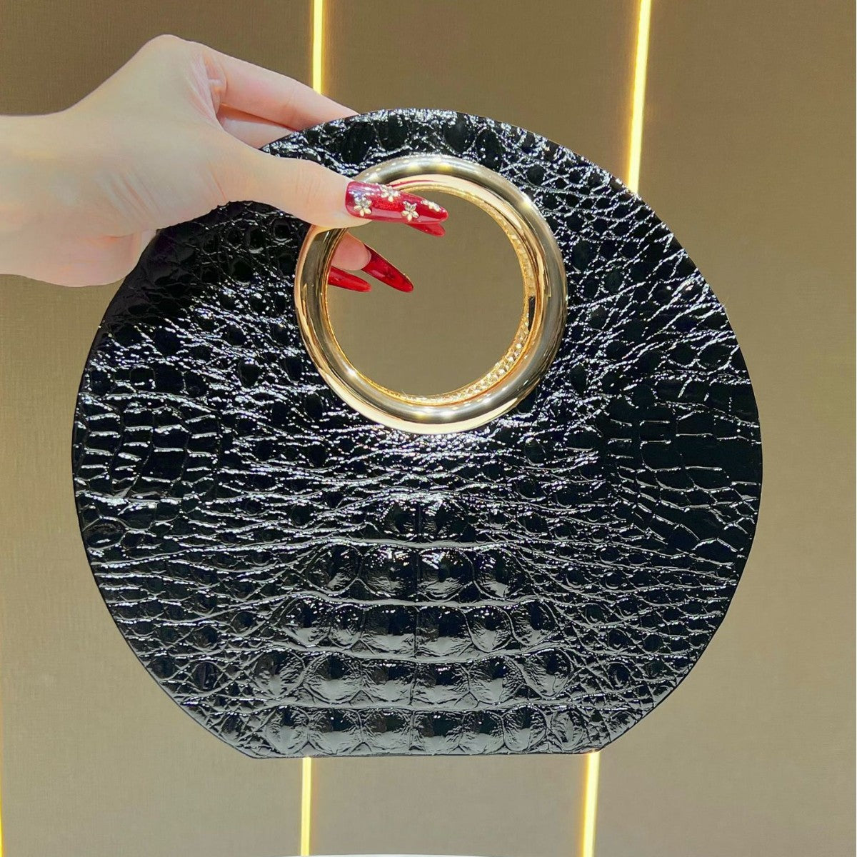 Rundering-Handtasche