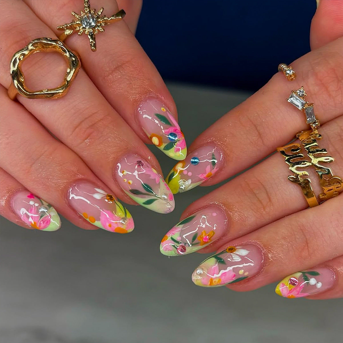 Künstliche Fingernägel mit Blumendesign und Glitzerakzenten Brehn