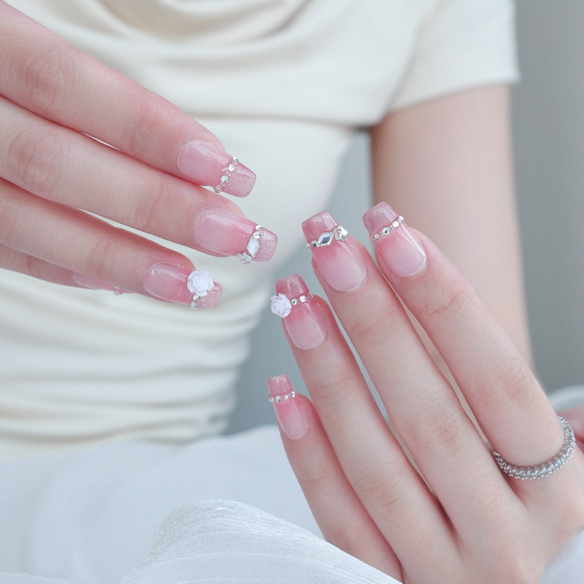 Dekoratives Press-On Nagelkunst-Set mit eleganten floralen Akzenten