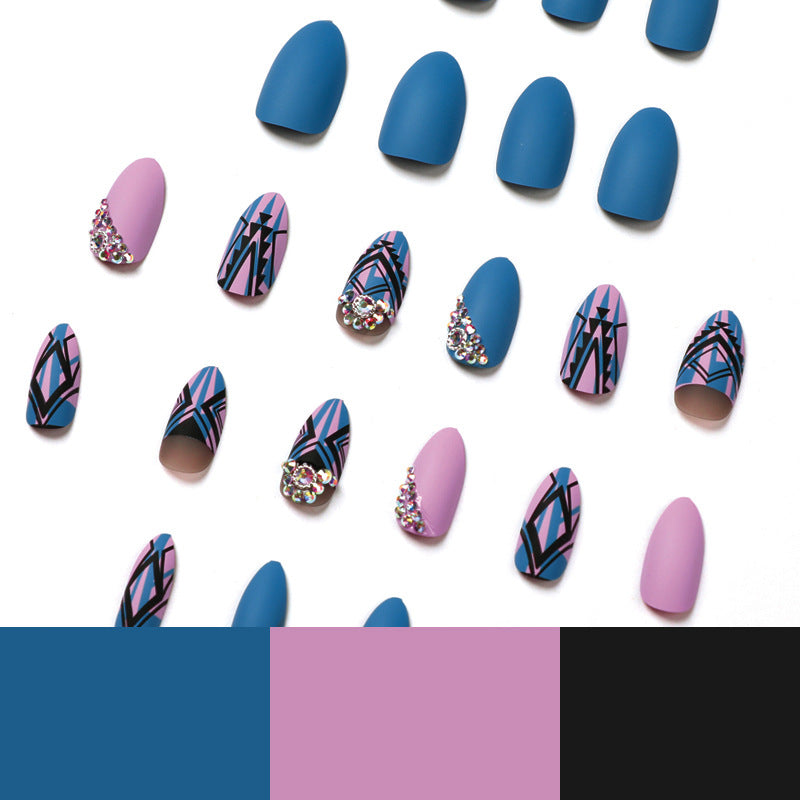 Kunstvolle Stiletto-Nägel mit modernen geometrischen Designs und Strassverzierungen Brehn