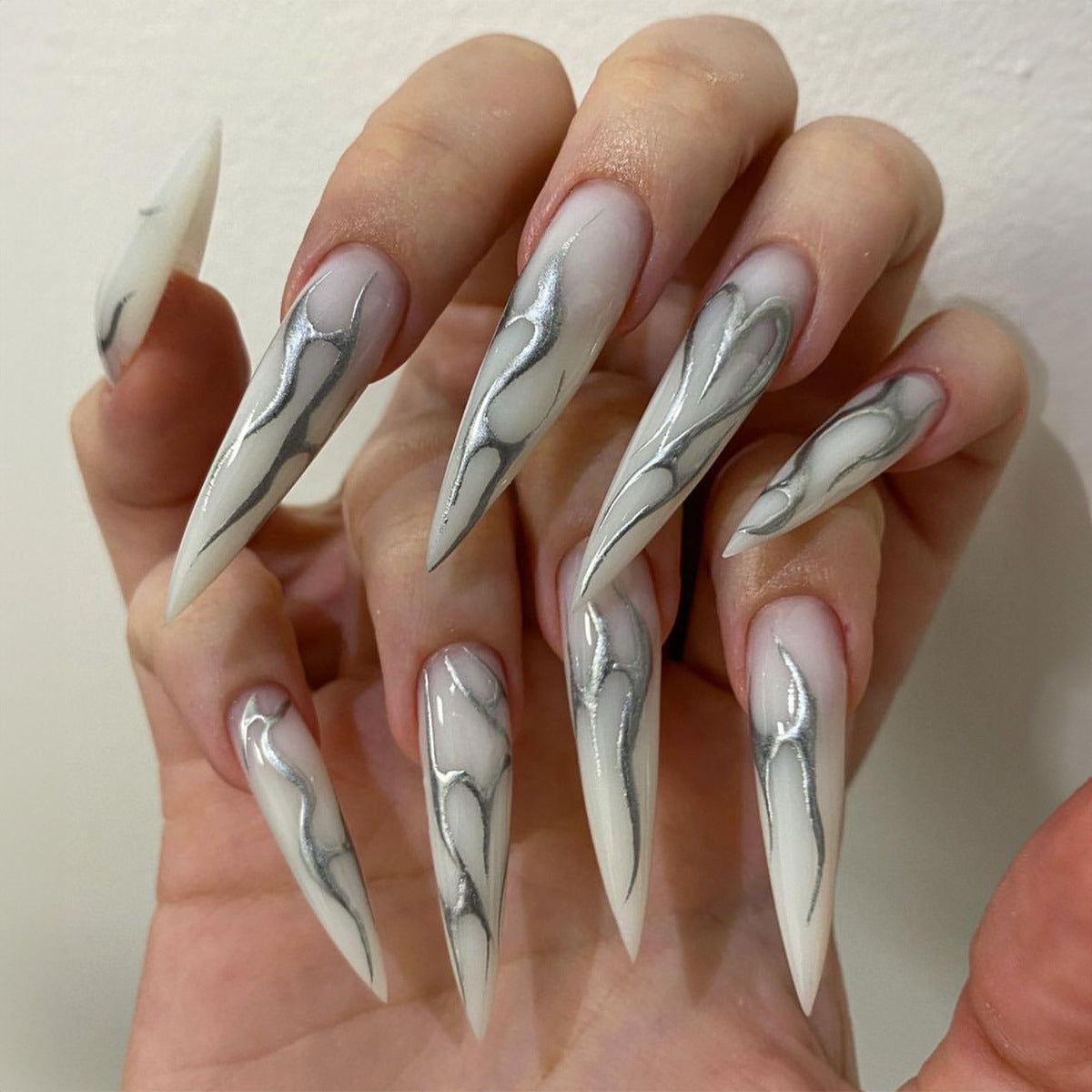 Kreatives Nagelset mit spitzen Kunstnägeln und Zubehör Brehn