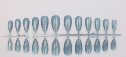 Kunstnagelset mit schimmernden Designs Brehn