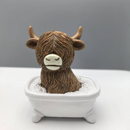 Lustige Dekofigur eines Highlandrinds in Badewanne Brehn