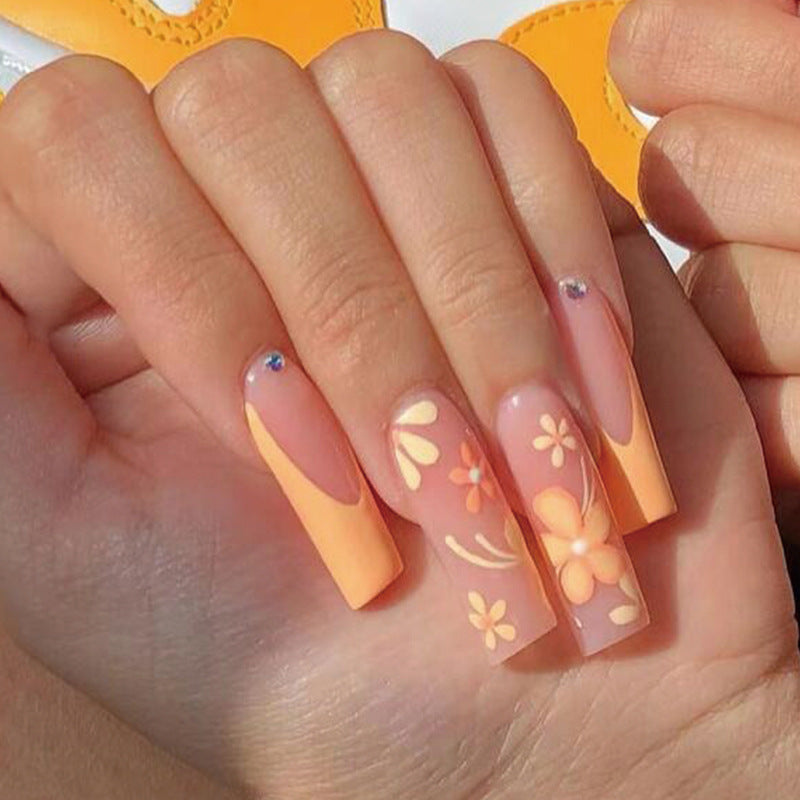 Kunstvolle Nagelkunst mit floralem und kreativem Design Brehn