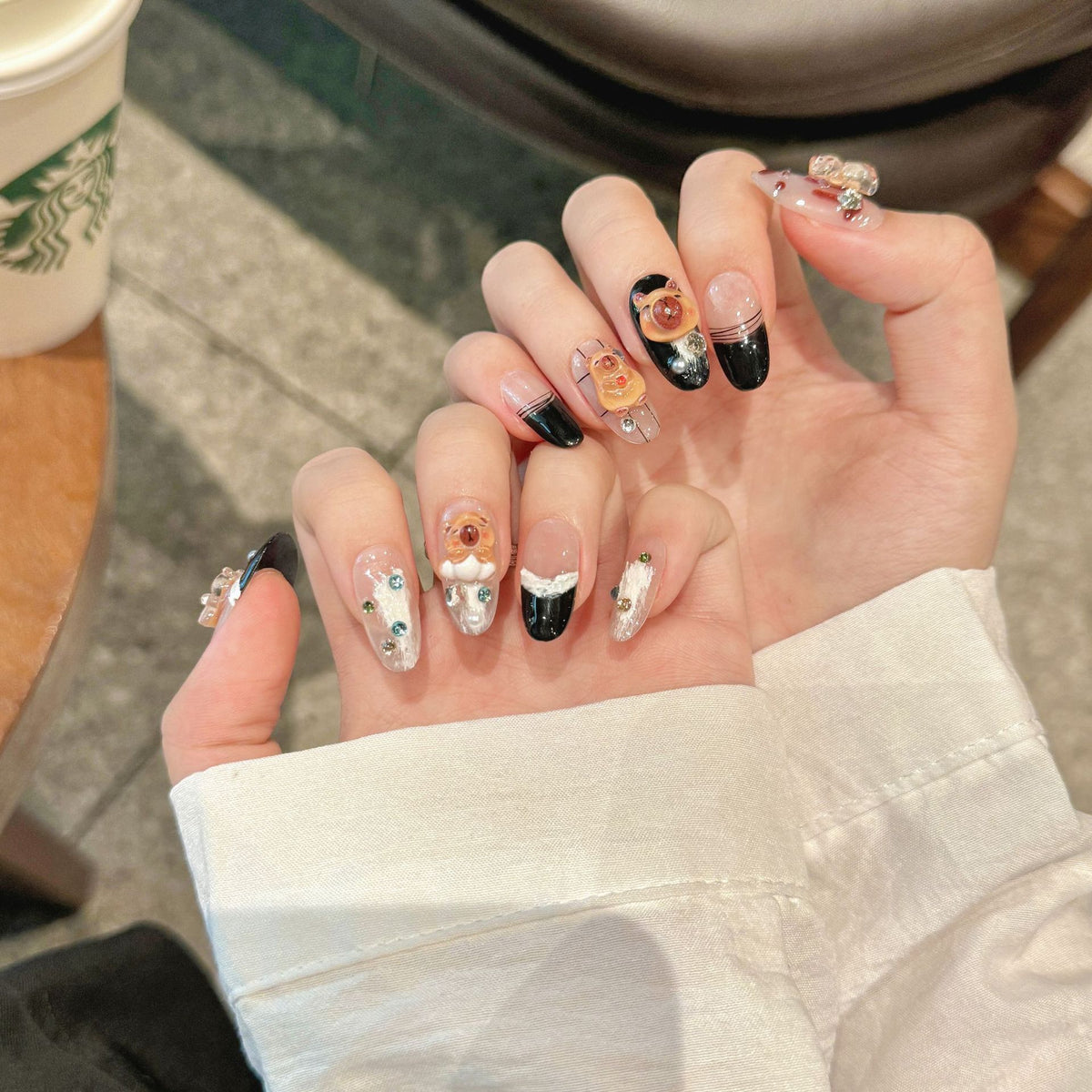 Dekorativer Press-On-Nagelsatz mit 3D-Tier- und Edelsteinakzenten