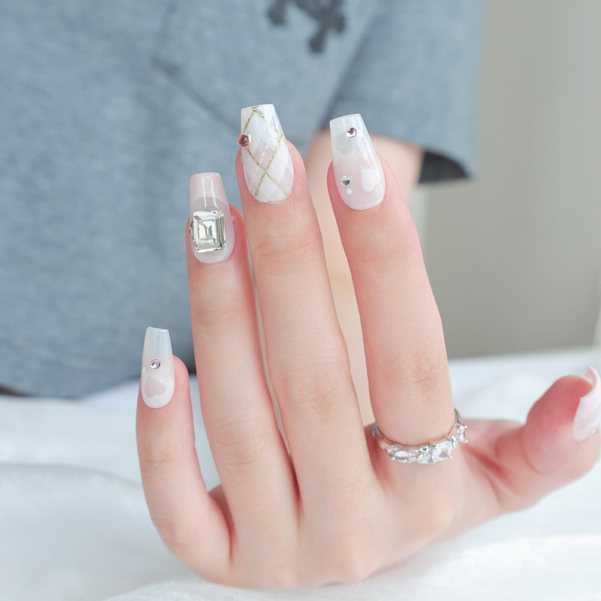 Dekoratives Press-On Nagelkunstset mit Strass- und Herzakzenten