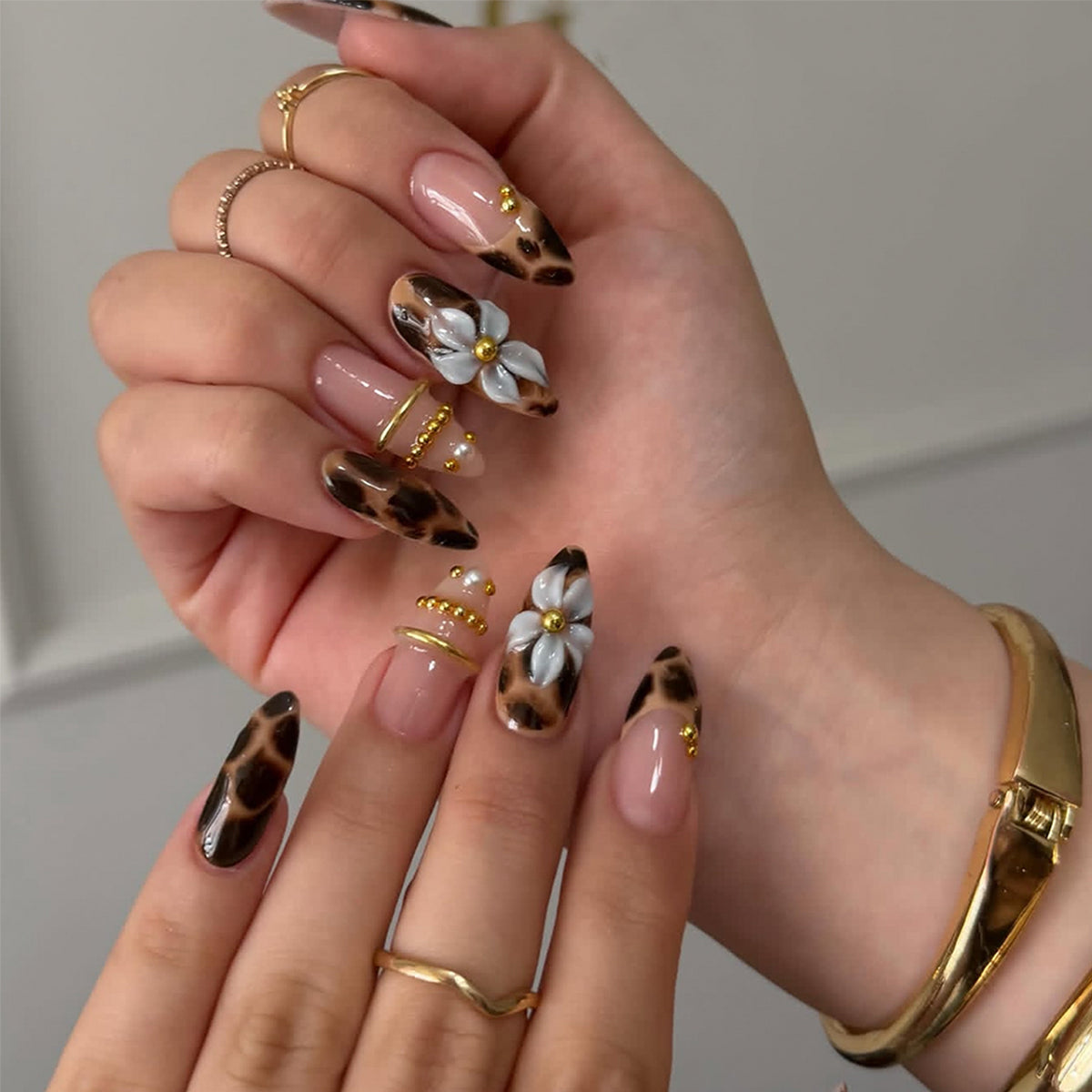 Kunstvolle Stiletto-Nägel mit Blumen- und Leopardendesign Brehn