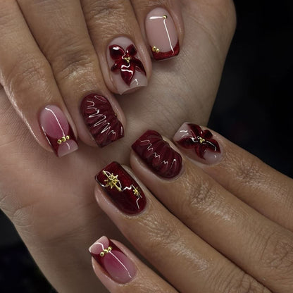 Kunstvolle Nagelgestaltung mit floralen und goldenen Akzenten Brehn