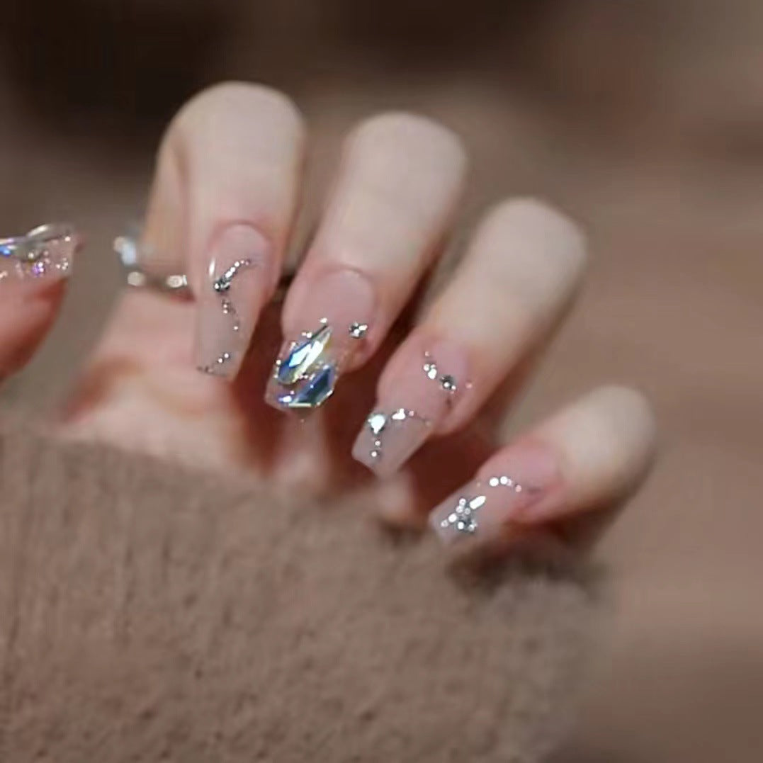 Glamouröse Kunstnägel mit Glitzerakzenten Brehn
