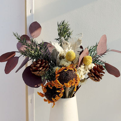 Trockenblumenarrangement mit Tannenzapfen und natürlichen Akzenten