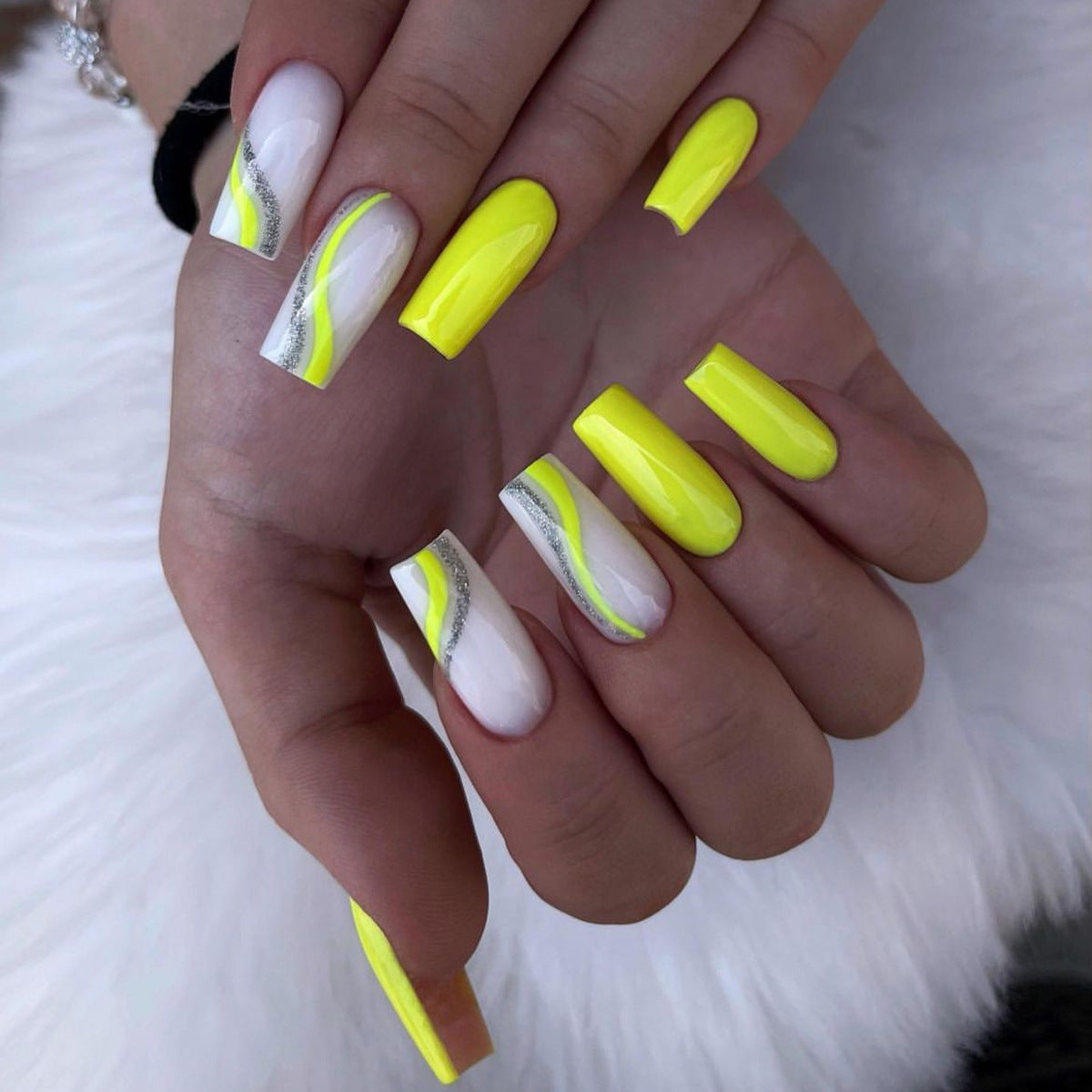 Elegantes kristallverziertes Press-On-Nageldesign Brehn