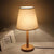 Moderne Tischlampe mit natürlichem Holzfuß