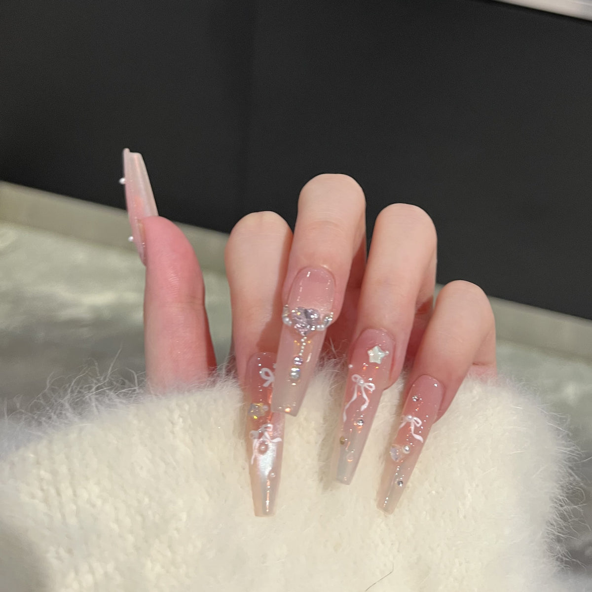 Elegantes Press-On Nagelkunstset mit schickem Band und Edelsteinen Akzenten Brehn