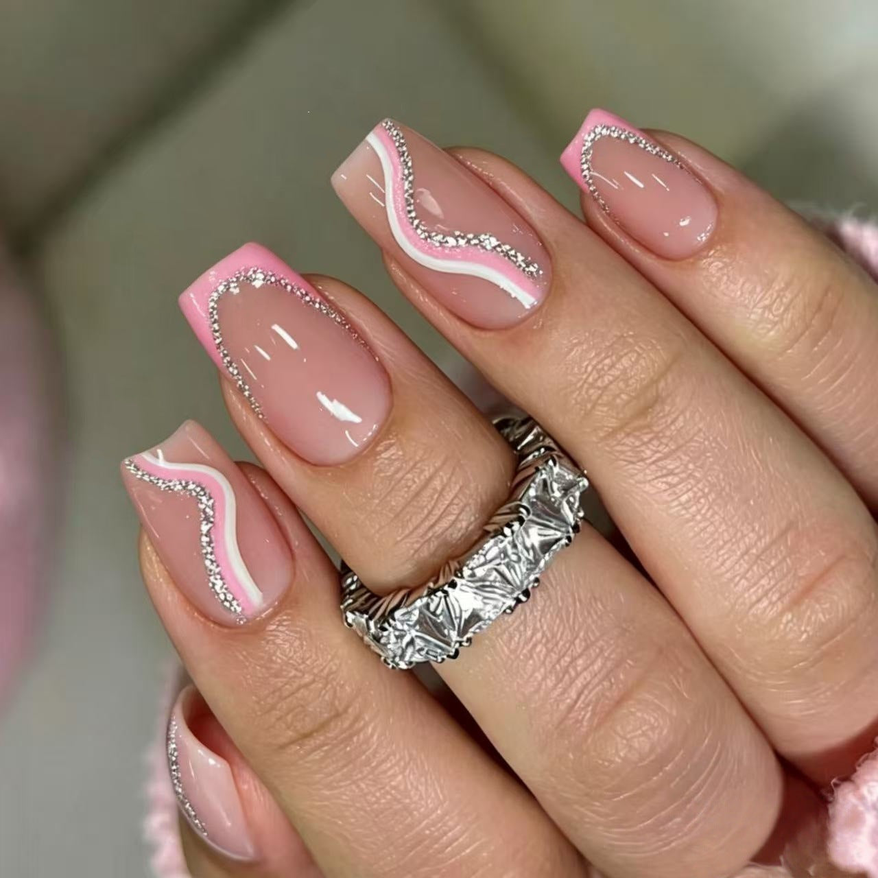 Kunstnägel mit Elegantem Wellen-Design und Glitzerakzenten Brehn