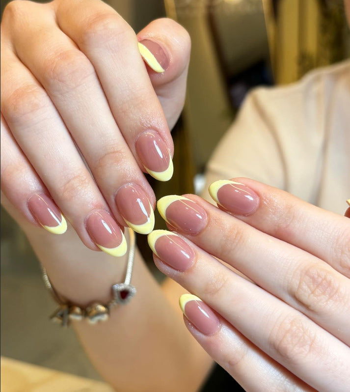 Französisches Tipp Press-On Nagelset mit dekorativen gelben Akzenten Brehn