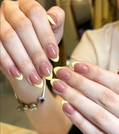 Französisches Tipp Press-On Nagelset mit dekorativen gelben Akzenten Brehn