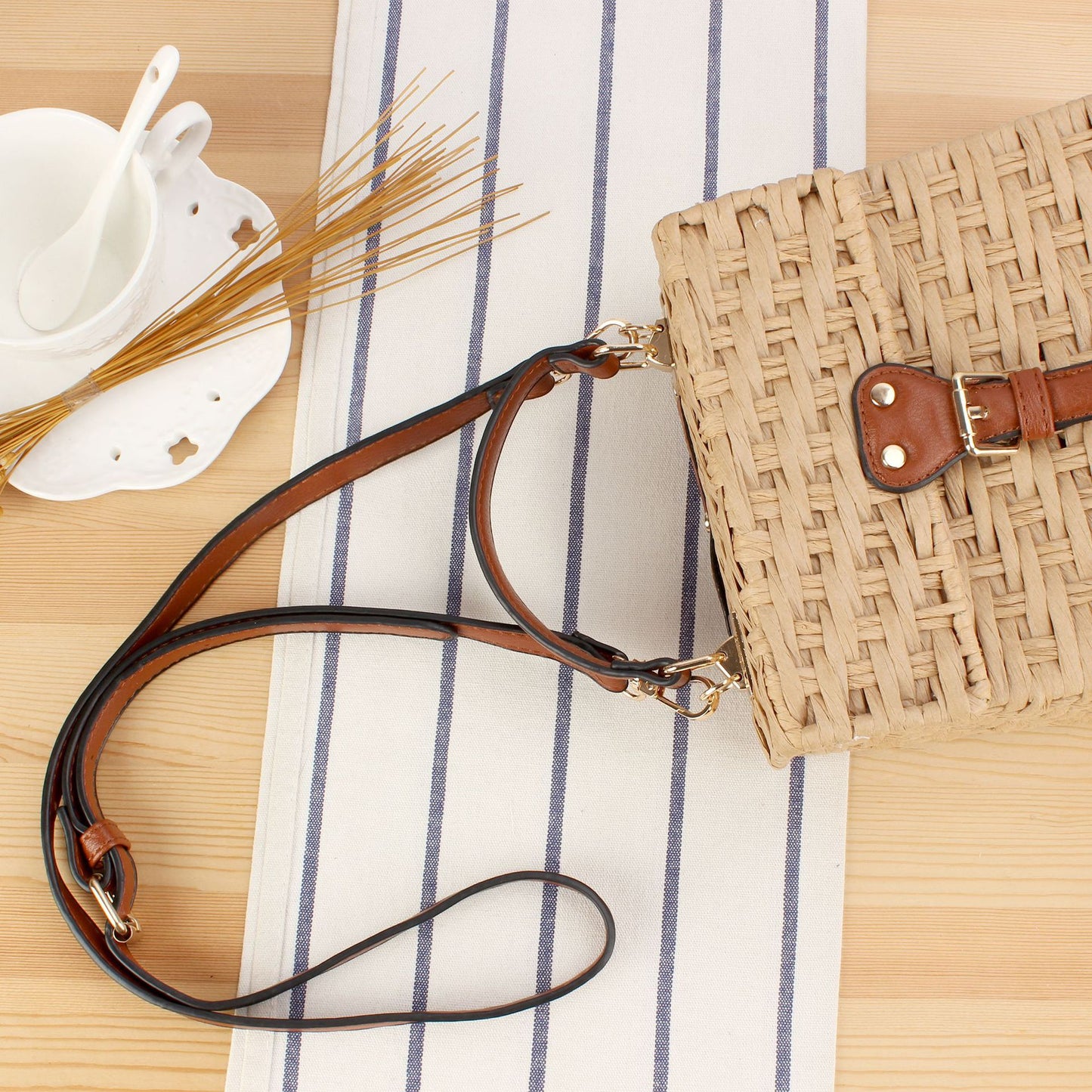 Handtasche Aus Handgewebtem Naturmaterial mit Stilvollem Lederverschluss Brehn