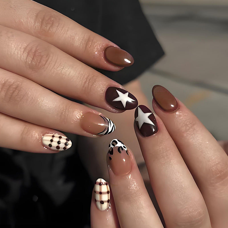 Kunstnagelset mit stilvollen geometrischen und trendigen Akzenten Brehn