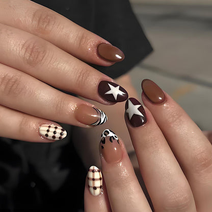Kunstnagelset mit stilvollen geometrischen und trendigen Akzenten Brehn