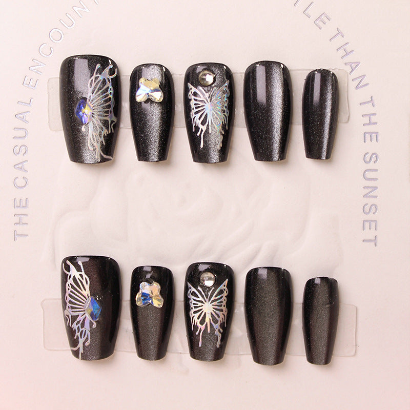 Kunstfingernägel mit dekorativen Schmetterlingsdesigns und Glitzerakzenten Brehn