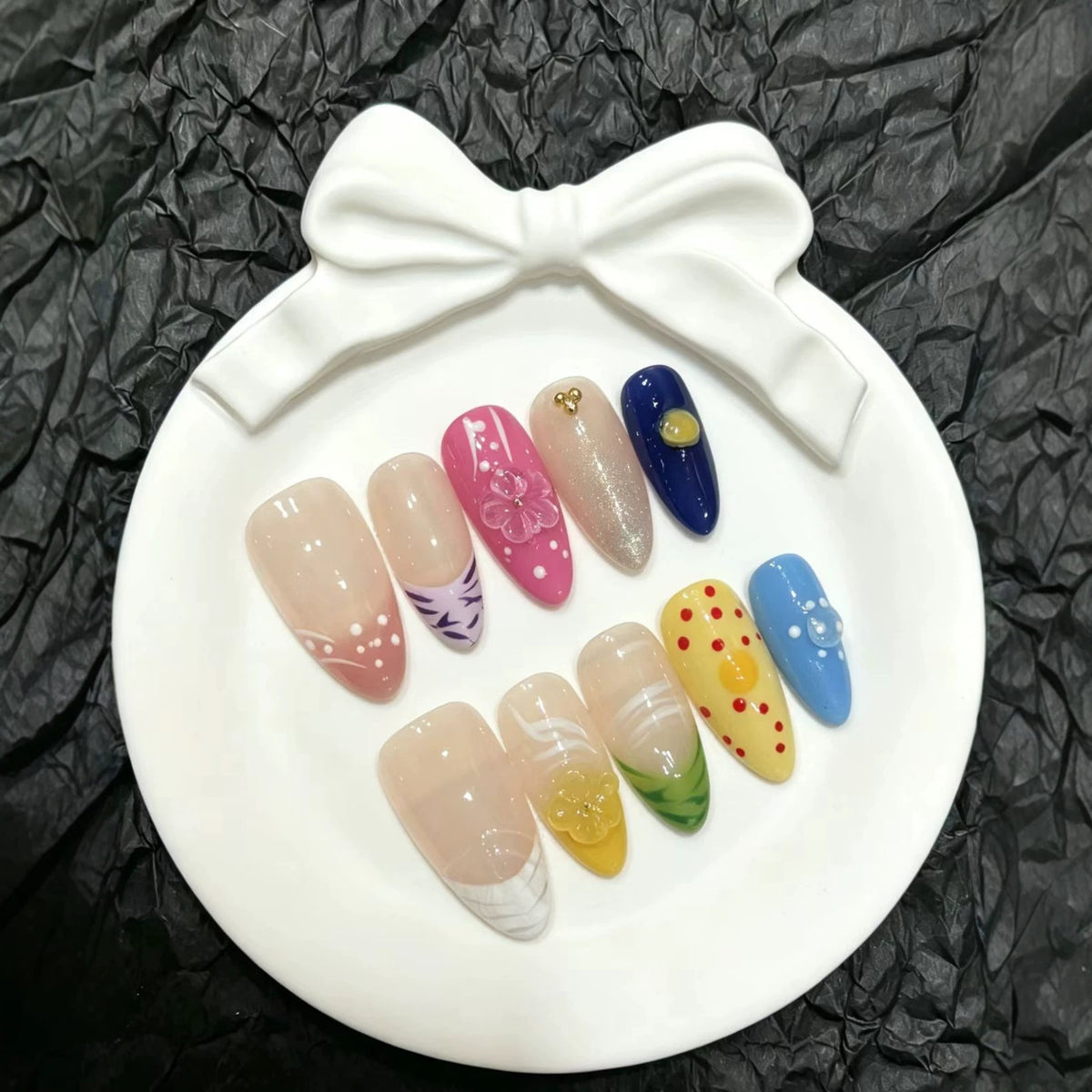 Künstlerisches Press-On Nagelkunst Set mit floralen und bunten Designs