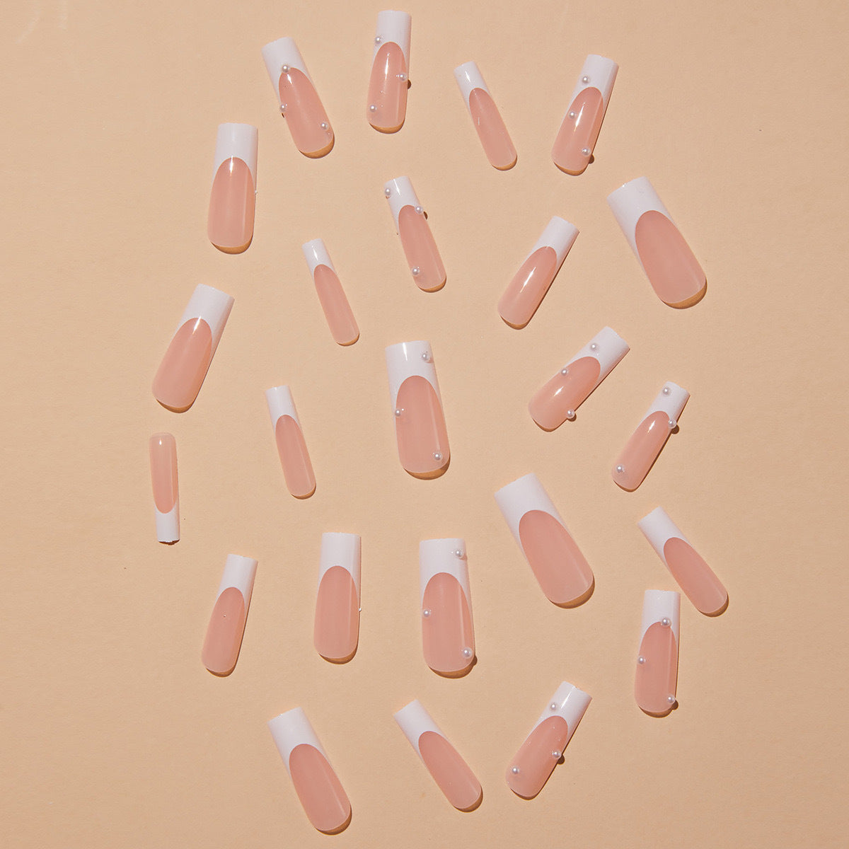 Kunstnagelset mit eleganten 3D-Perlenverzierungen Brehn