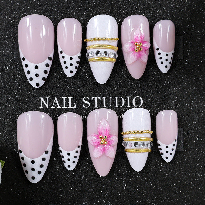 Kunstnagelset mit romantischen Blumenmotiven und eleganten Glitzerverzierungen Brehn
