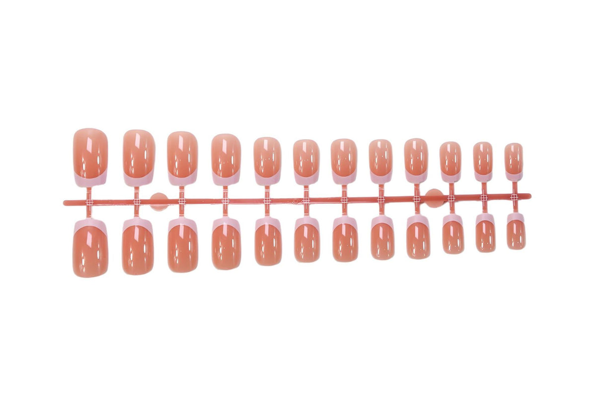 Kunstnagelset mit elegantem French-Tipp und funkelnden Akzenten Brehn