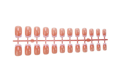 Kunstnagelset mit elegantem French-Tipp und funkelnden Akzenten Brehn