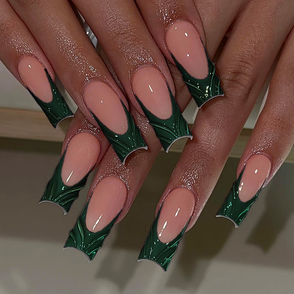 Kunstvolle Nagelkunst mit Grünen Akzenten Brehn