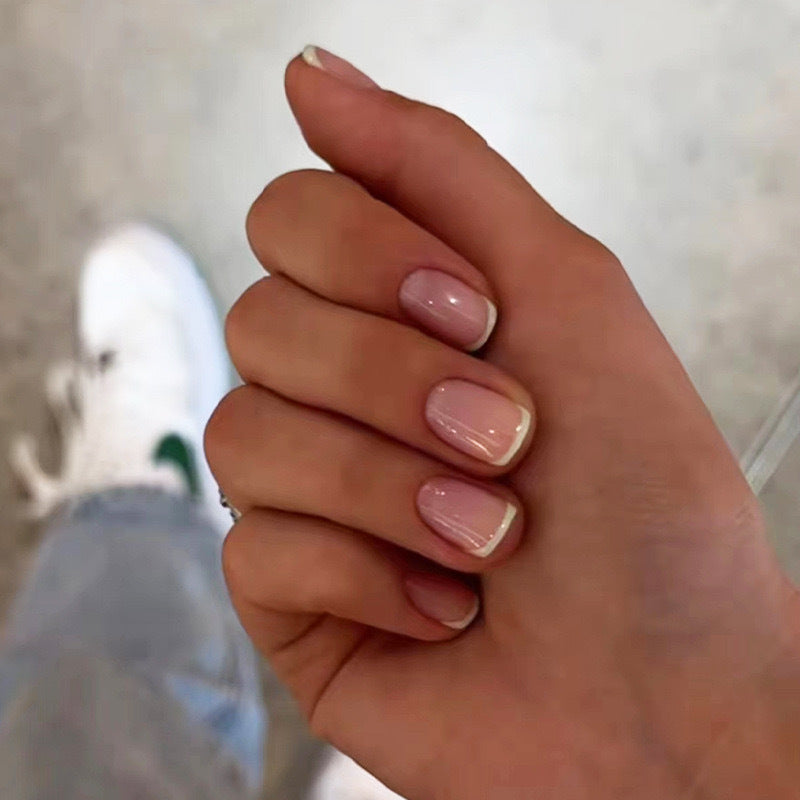Kunstnagelset mit elegantem French Finish Brehn