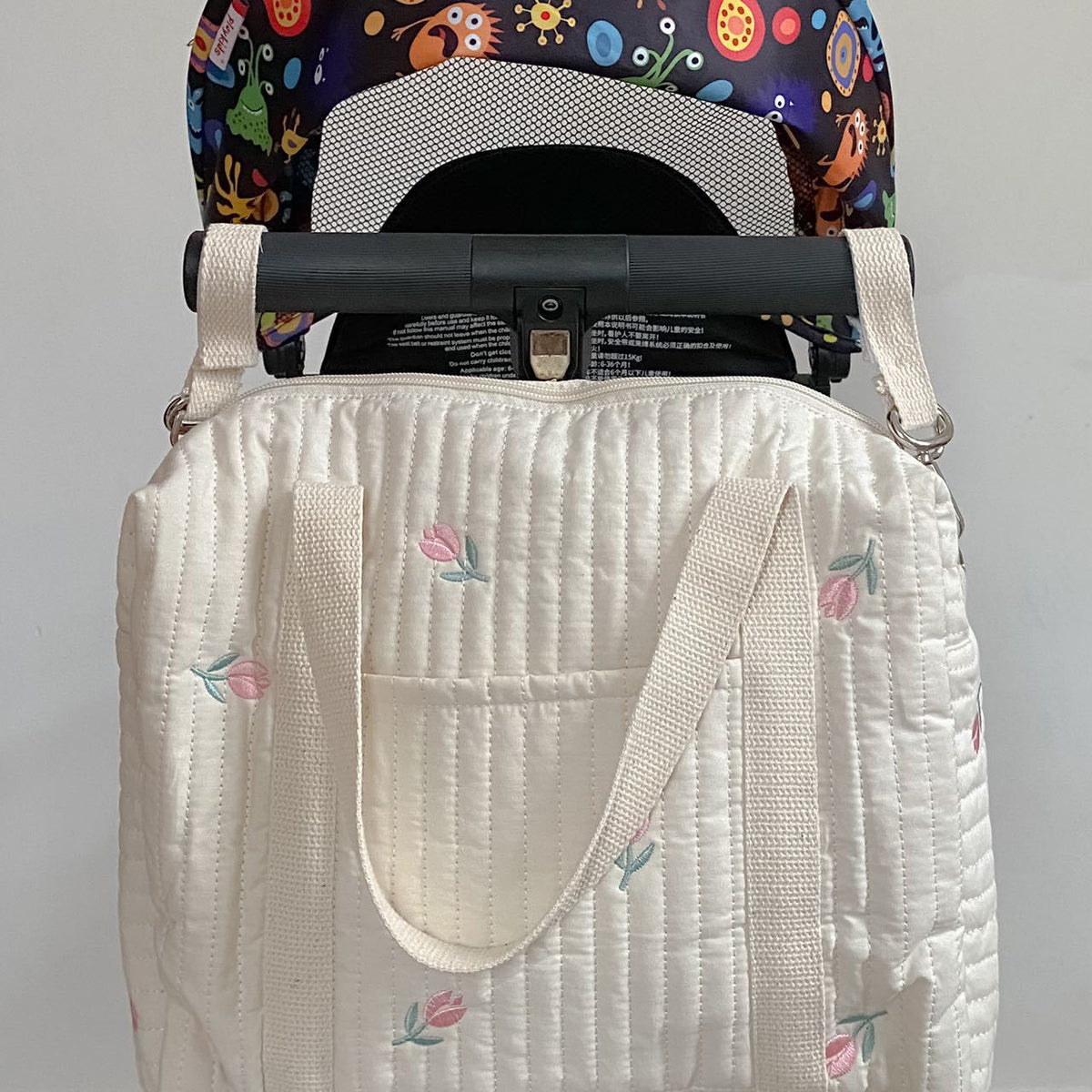 Gepolsterter Babywindel-Rucksack mit bestickten Plüschbären-Akzenten