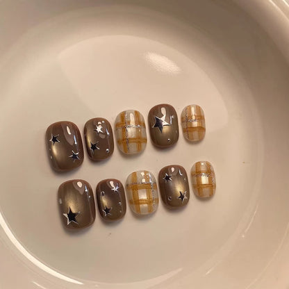 Dekoratives Press-On Nagelkunst-Set mit Stern- und Karomustern