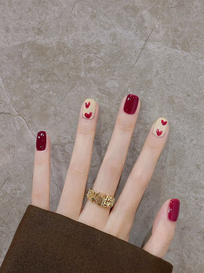 Künstlerisches Herzdesign Nagelkunst