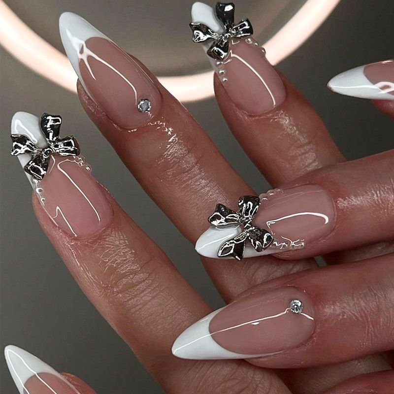 Kunstnagelset mit eleganten French-Spitzen und Dekorationsakzenten Brehn