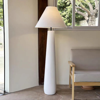 Elegante moderne Stehlampe mit stilvollem Schirm