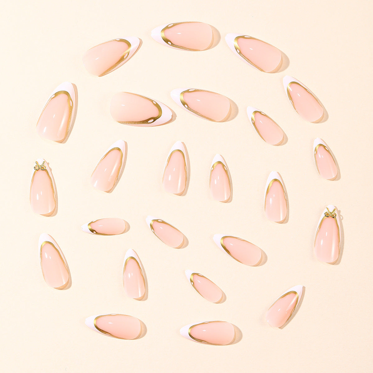 Elegante French Tip Nagelverlängerungen mit goldenen Akzenten Brehn