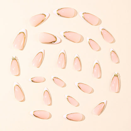 Elegante French Tip Nagelverlängerungen mit goldenen Akzenten Brehn