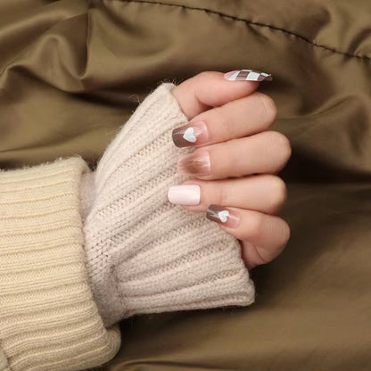 Künstlerisches Herzdesign Nagelverlängerungen Brehn