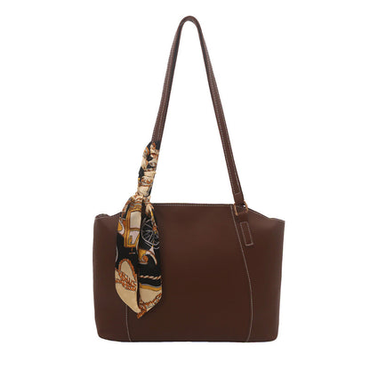 Stylische Tote-Handtasche mit dekorativem Schal