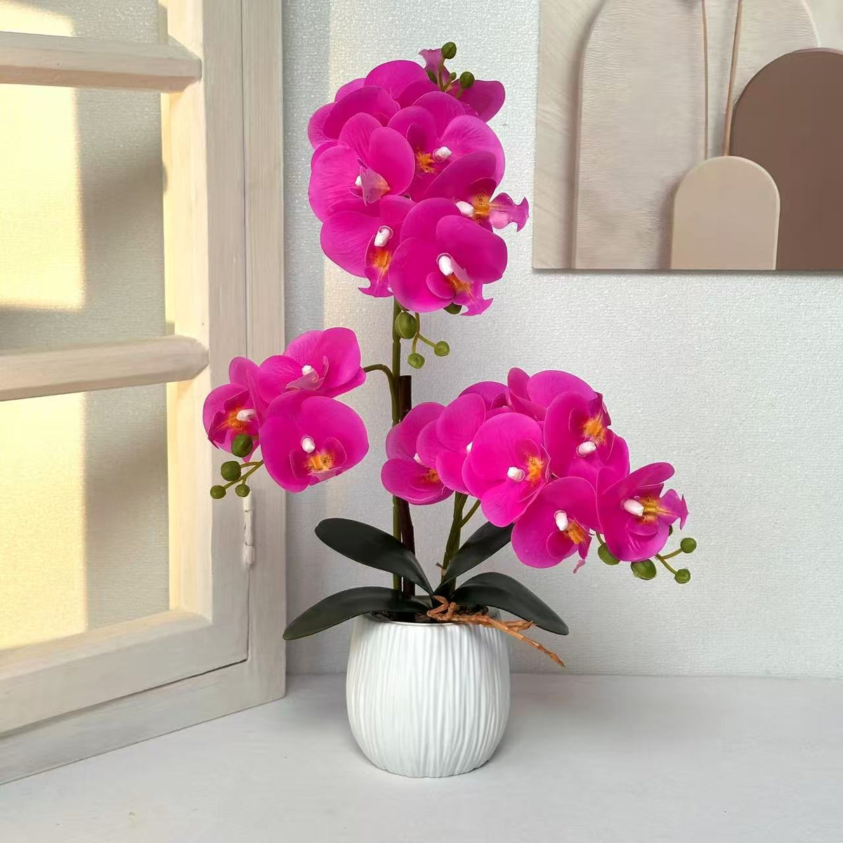 Lebensechte dekorative Orchideenarrangement für Tischdekoration