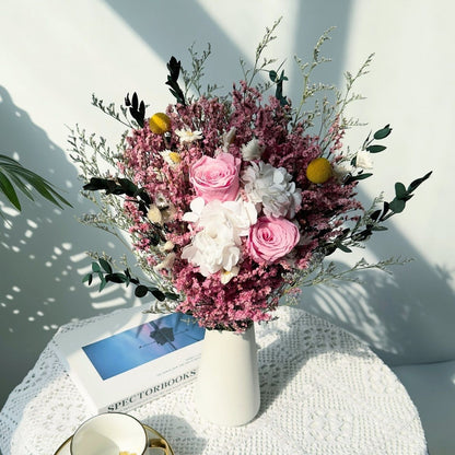 Eleganter Trockenblumenstrauß