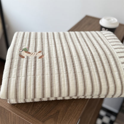Gestepptes Baumwoll-Tagesdecke mit feiner Streifenstruktur und Kirsch-Stickerei