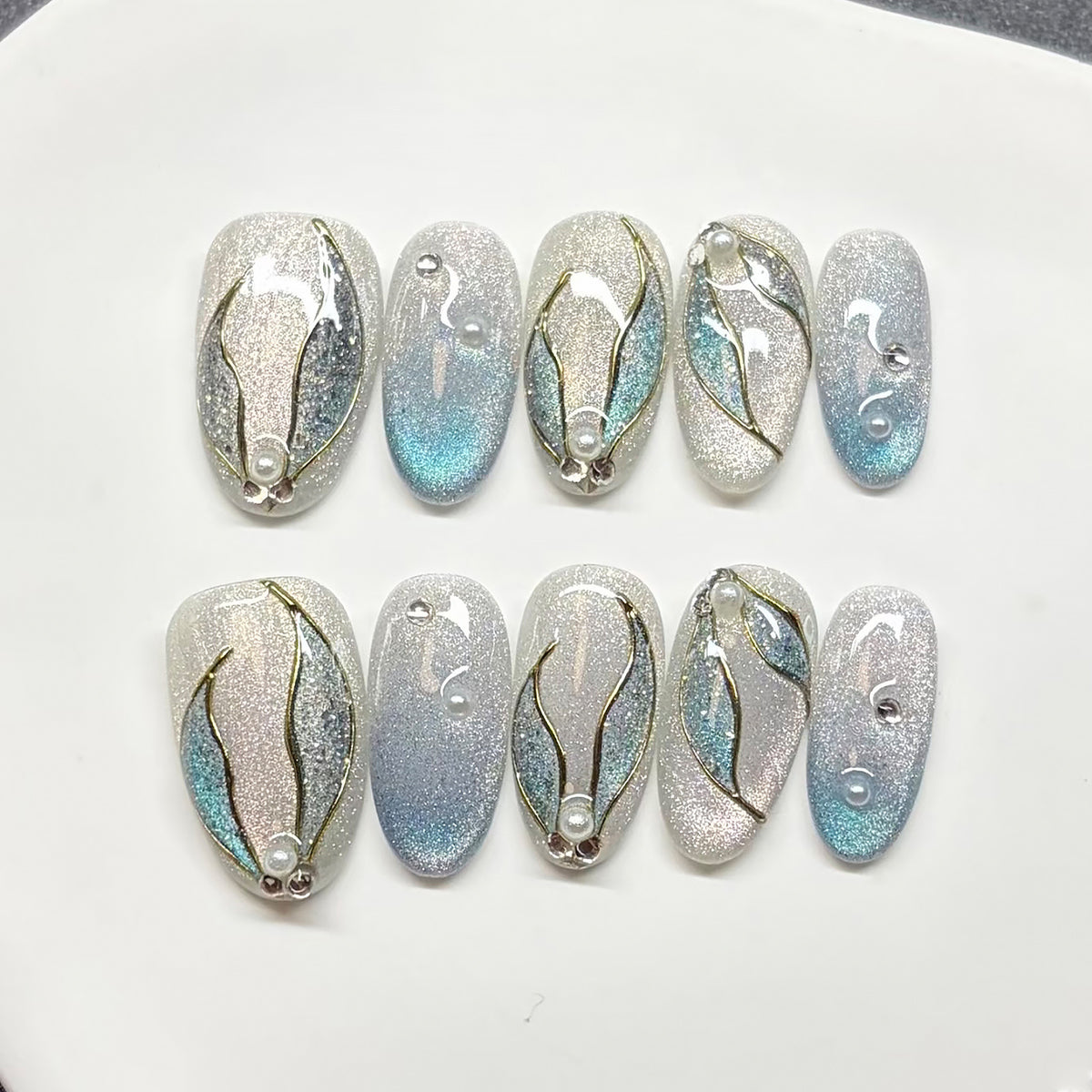 Elegantes dekoratives Press-On-Nagelkunst-Set mit Perlen- und Blattelementen Brehn