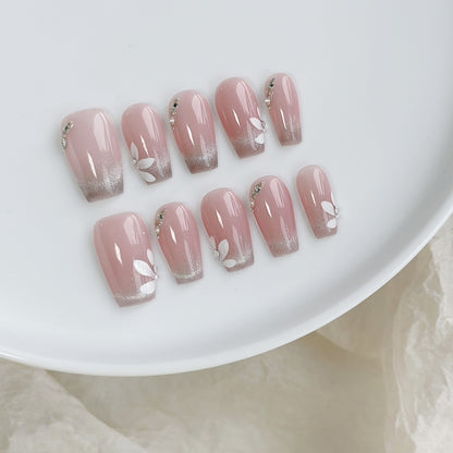 Künstlerisches Press-On Nagelkunstset mit Herz- und himmlischen Designs