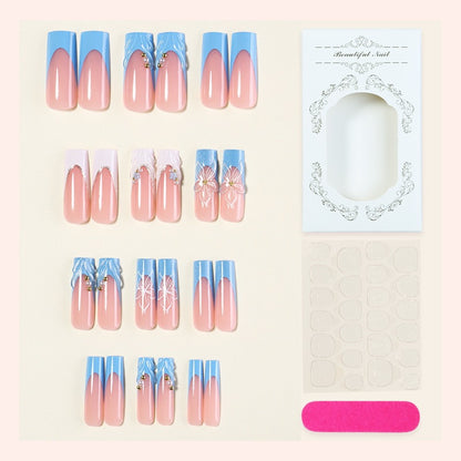 Kunstnagelset mit eleganten floralen Akzenten und Glitzer Brehn