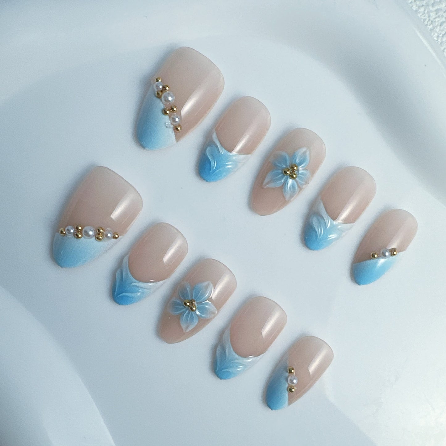 Elegante Kunstnägel mit blumigen Akzenten Brehn